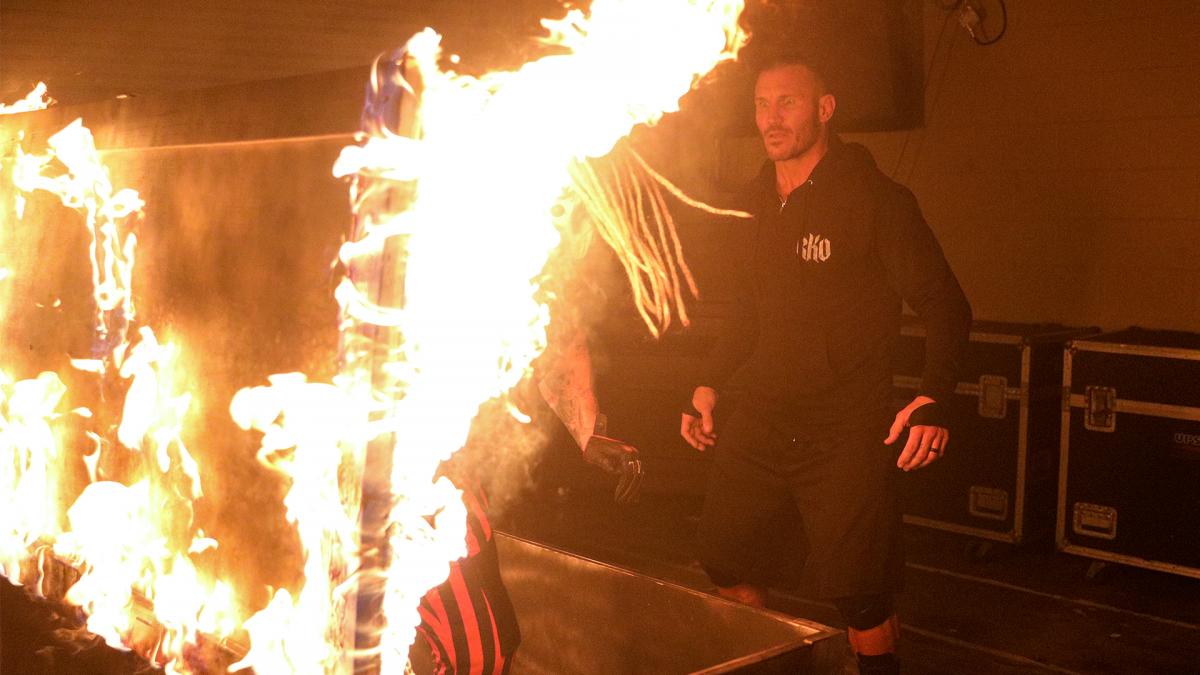 ワイアットを入れた木箱を燃やしたオートン（右）(C)2020WWE,Inc.AllRightsReserved.