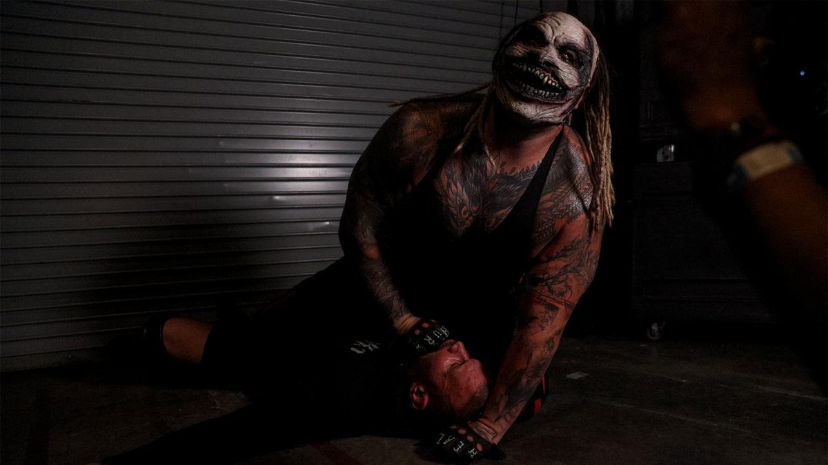フィーンド（悪霊）となって木箱から飛び出し、オートンを襲ったワイアット（C）2020WWE,Inc.AllRightsReserved.