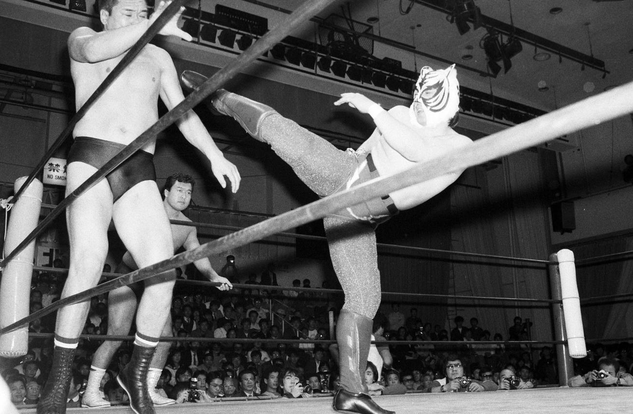 藤原喜明にキックを見舞うスーパータイガー時代の佐山聡（1984年11月15日撮影）