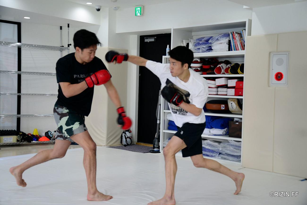 兄未来（左）と軽めのスパーリングに取り組む朝倉海（C）RIZINFF