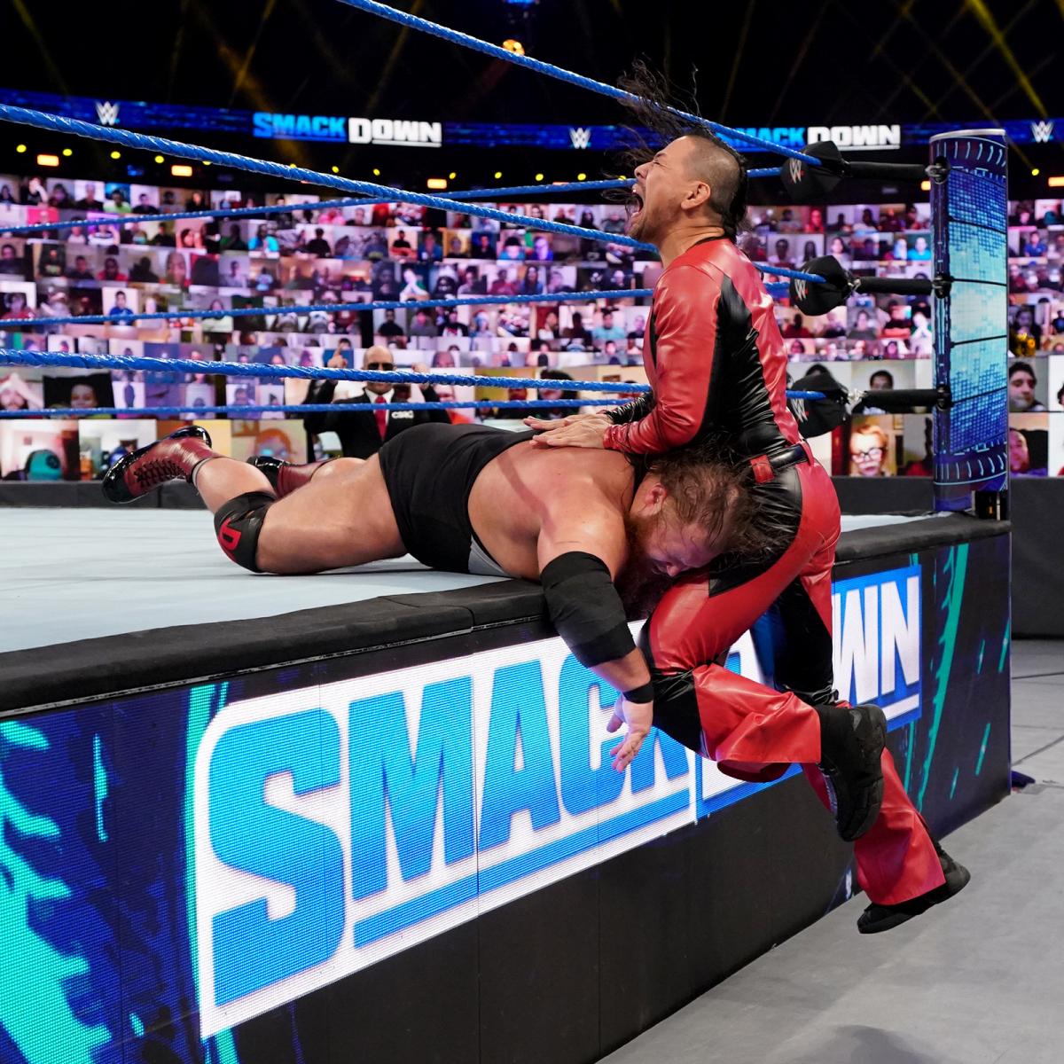 エプロンにオーティス（左）を寝かせ、ひざ攻撃を繰り出す中邑（C）2020WWE,Inc.AllRightsReserved.