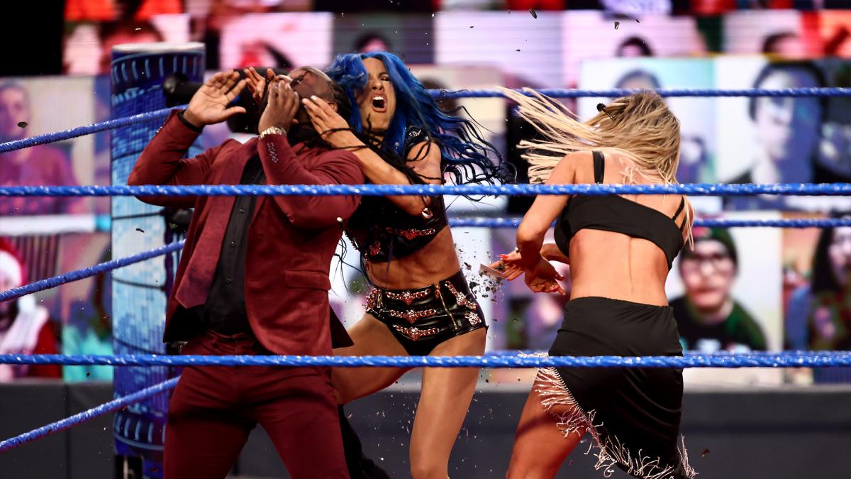 バンクス（中央）の背中をシャンパンボトルで殴るカーメラ（右）（C）2020WWE,Inc.AllRightsReserved.