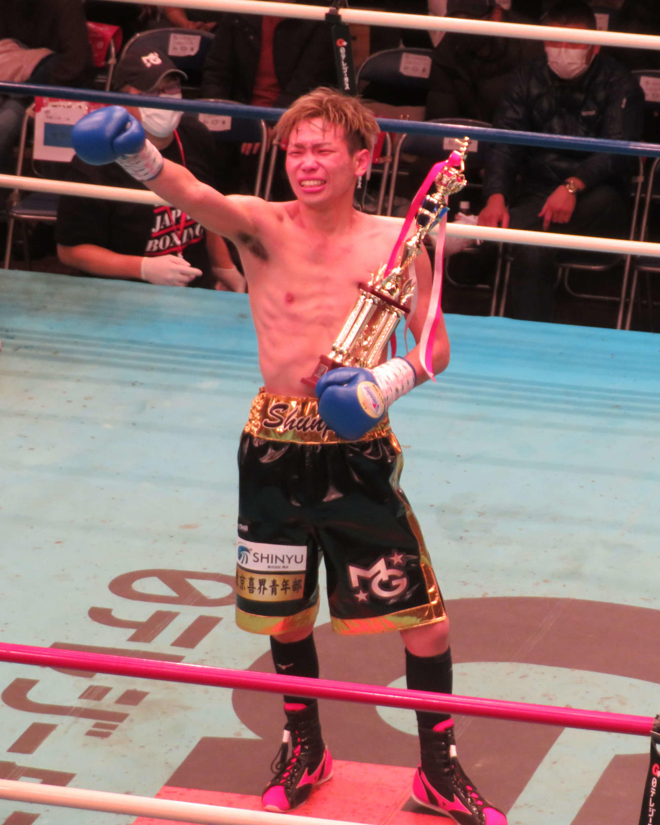 東日本スーパーフライ級新人王とMVPを獲得した久保