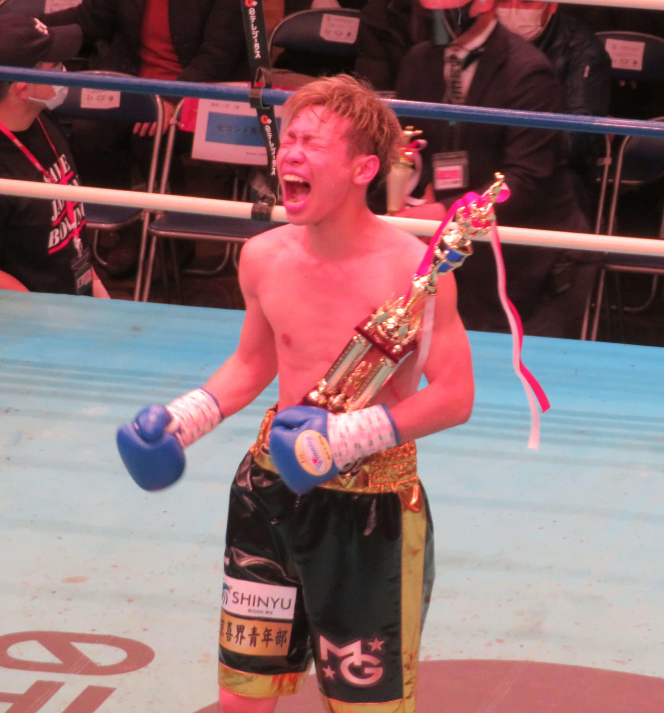 逆転TKO勝ちし、リングで雄たけびをあげる東日本スーパーフライ級新人王の久保
