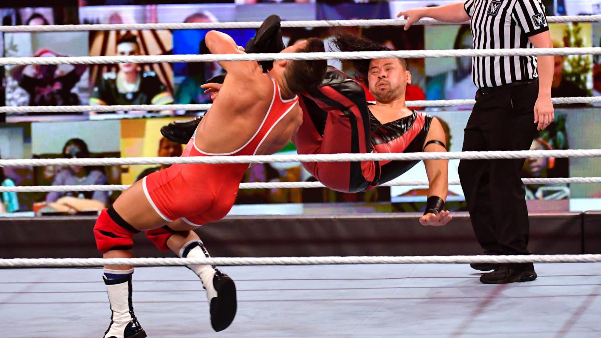 チャド・ゲイブル（左）にスピンキックを放つ中邑真輔(C)2020WWE,Inc.AllRightsReserved.
