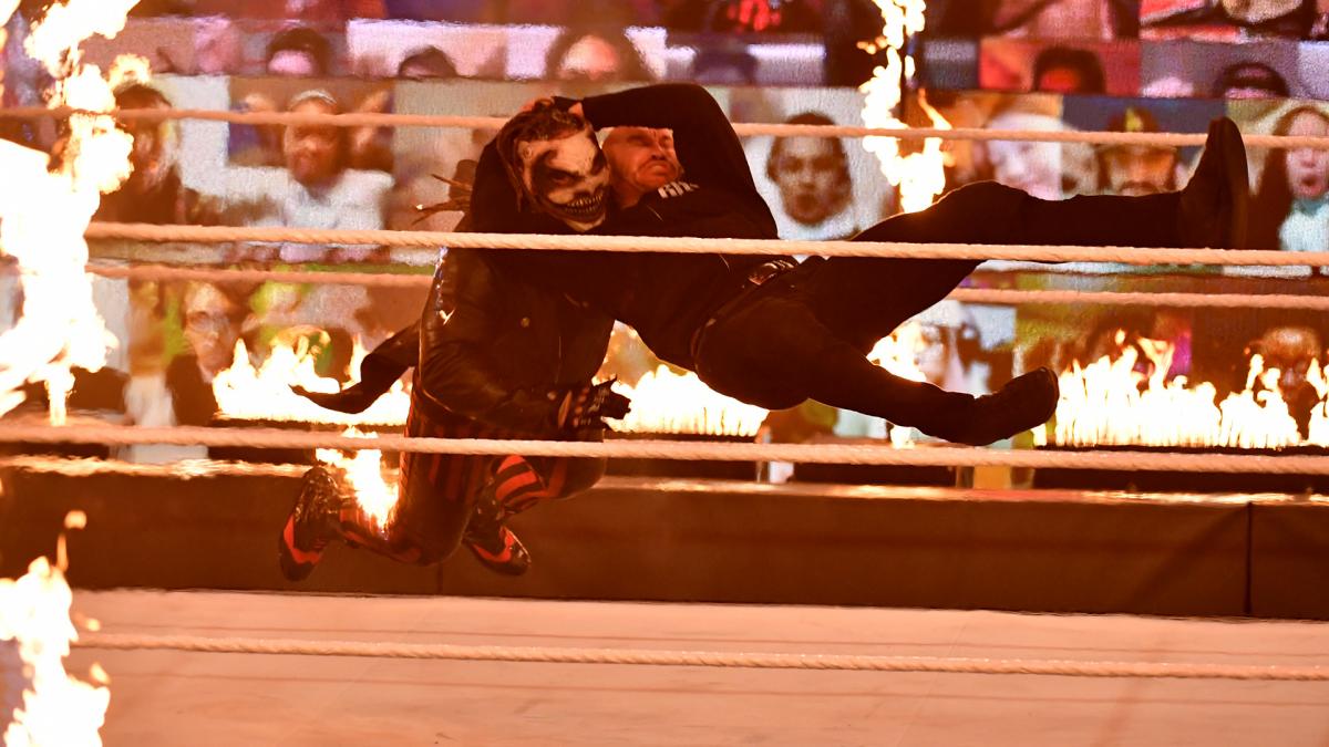 リング周囲が燃える中、ワイアット（左）にRKOを決めるオートン（C）2020WWE,Inc.AllRightsReserved.