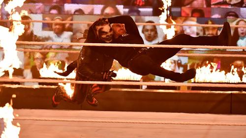 ランディ オートンが悪霊ワイアットを火だるま火葬 プロレス写真ニュース 日刊スポーツ