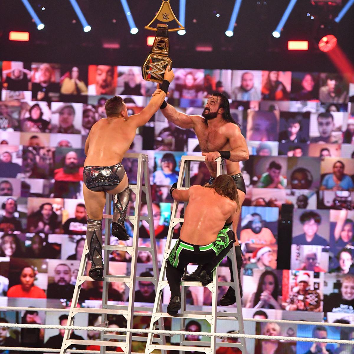 はしごにのぼり、ミズ（左端）、AJスタイルス（右下）とWWEヘビー級王座ベルトを奪い合う王者マッキンタイア（C）2020WWE,Inc.AllRightsReserved.