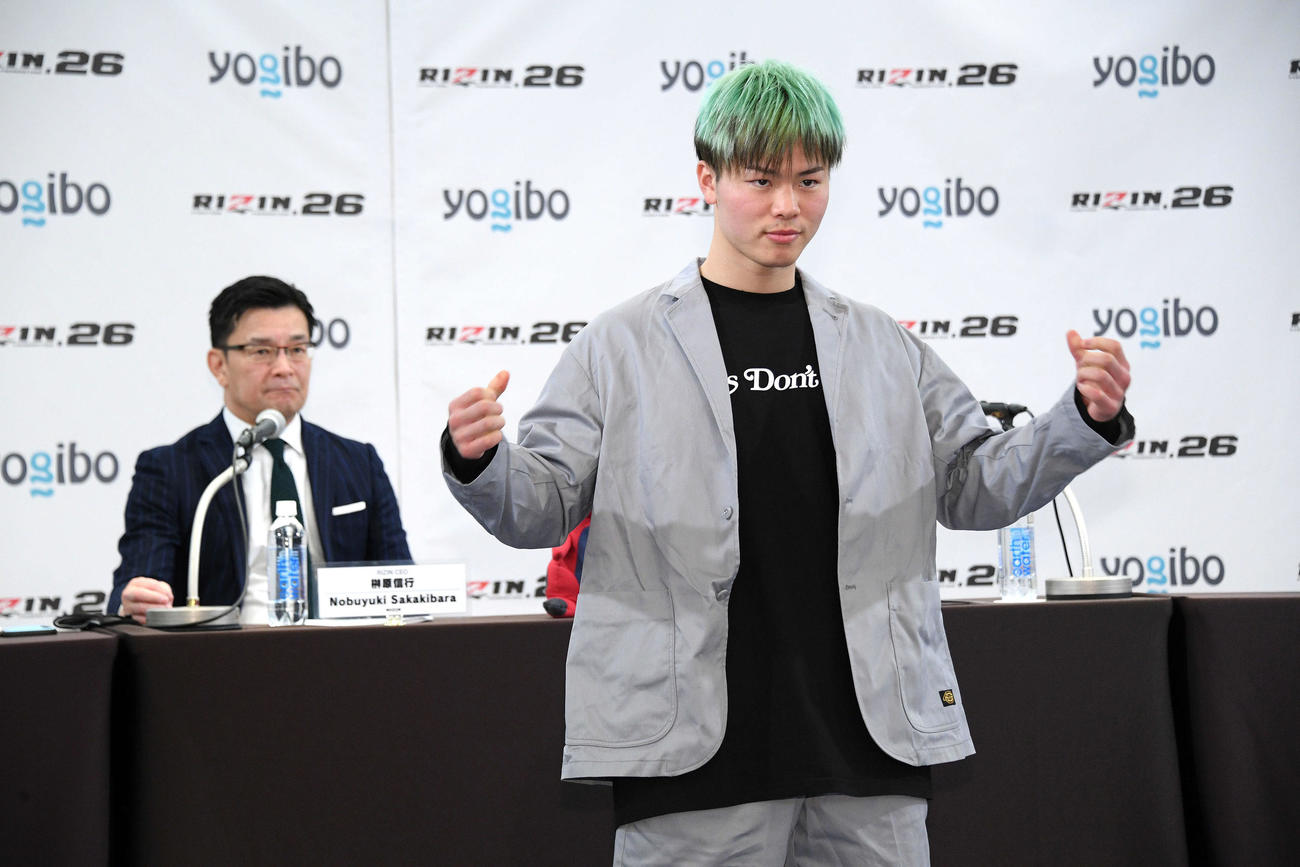 会見場に入りポーズを決める那須川（手前）。奥はCEOの榊原氏（撮影・滝沢徹郎）