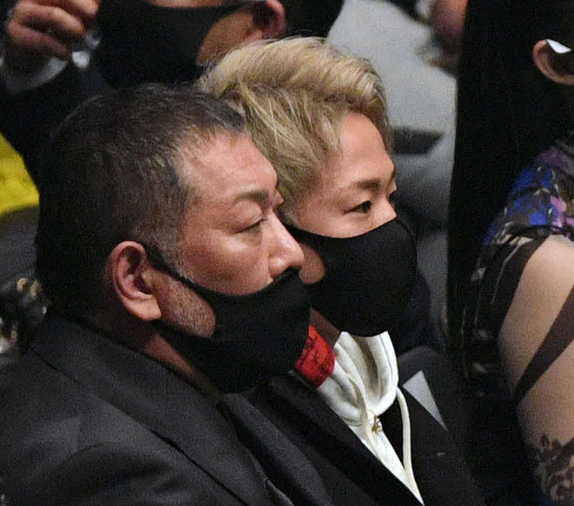 観戦する清原氏（手前）と武尊（撮影・滝沢徹郎）