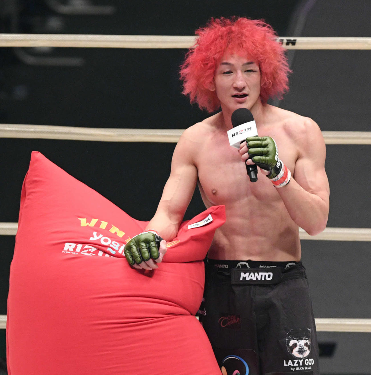 試合後、判定勝ちした佐々木はマイクパフォーマンスする（撮影・滝沢徹郎）