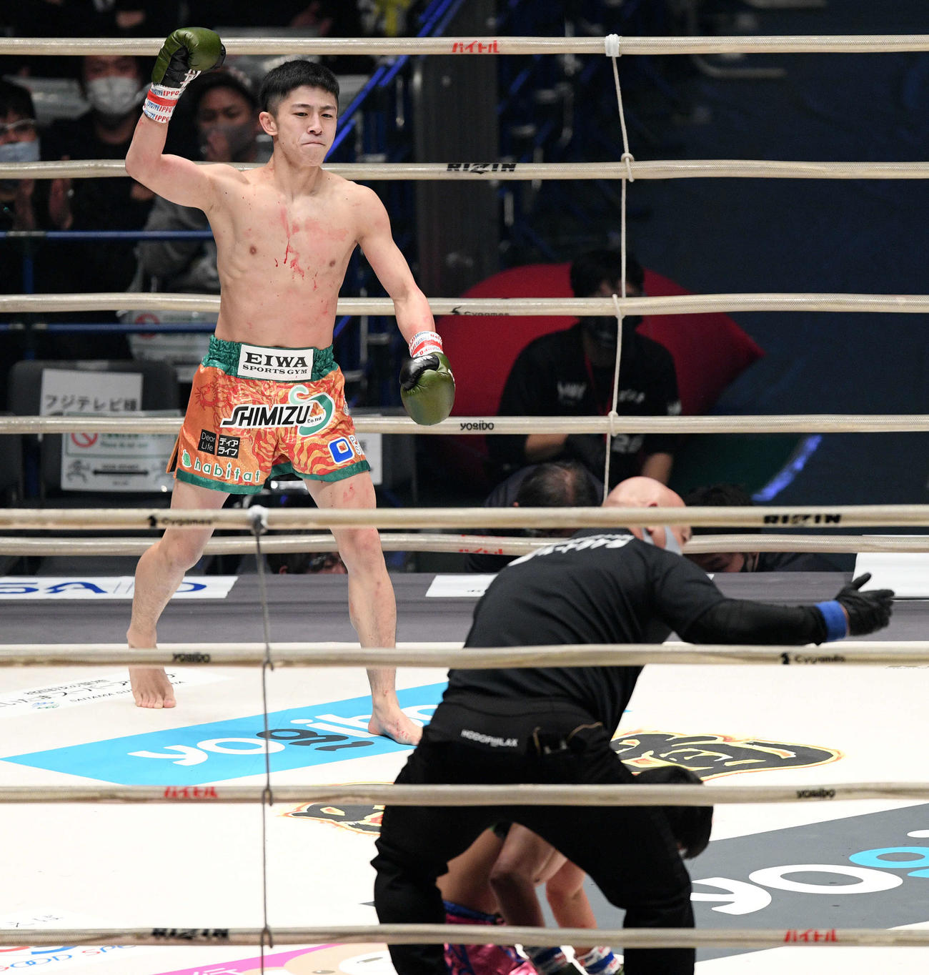 1回、ペットマライ・ペットジャルーンウィット（手前）にノックアウト勝ちし喜ぶ吉成名高（撮影・滝沢徹郎）