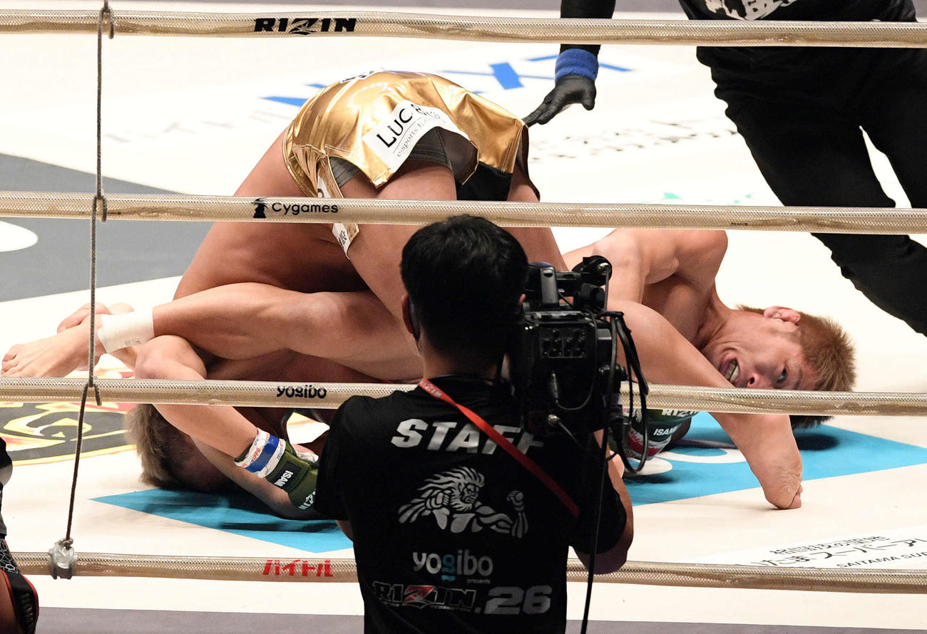 2回、太田（左）から関節技で一本勝ちする所（撮影・滝沢徹郎）