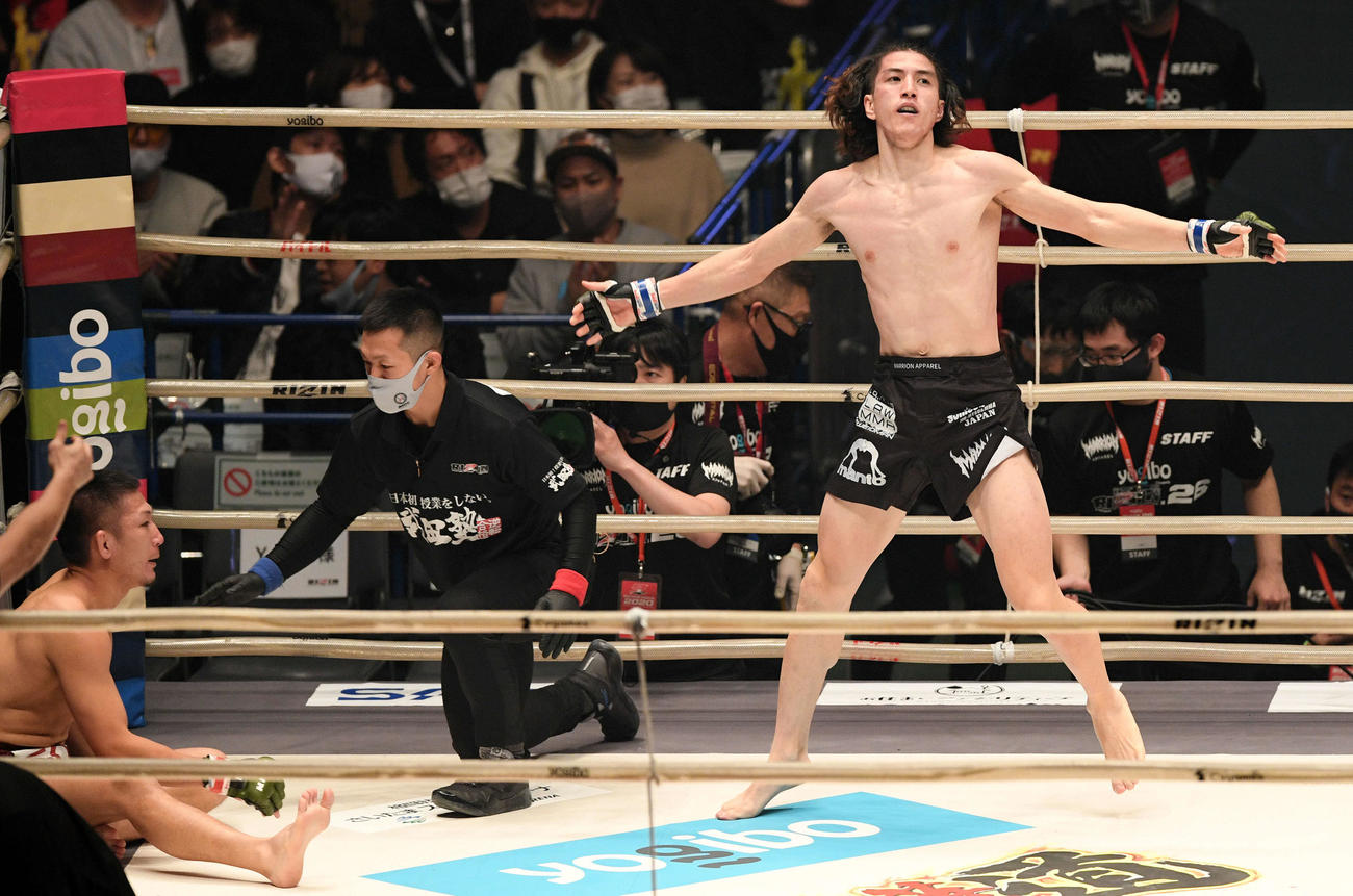 元谷（左）に一本勝ちした井上（撮影・滝沢徹郎）