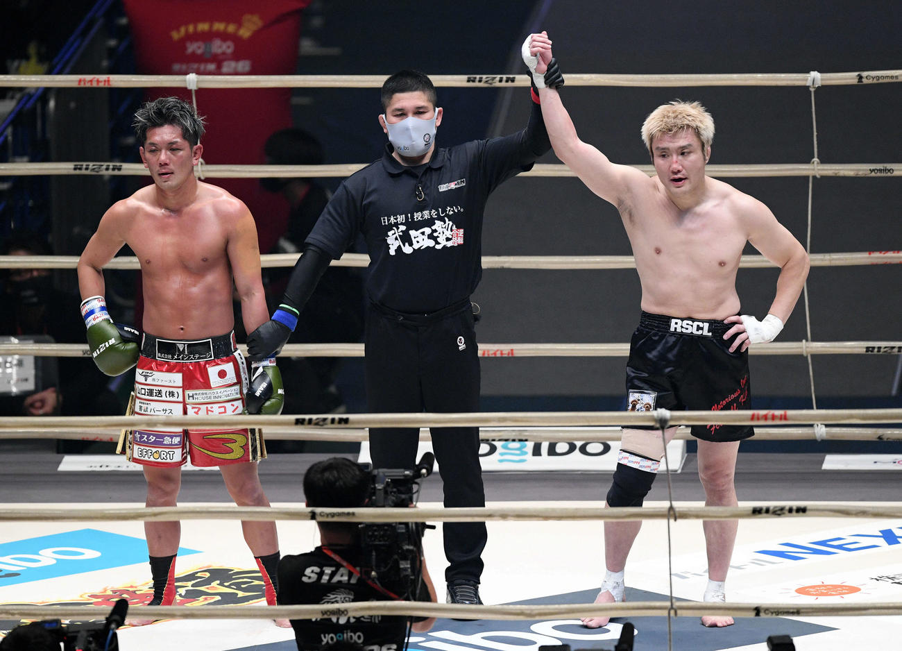 判定で皇治（左）に勝利した五味（撮影・滝沢徹郎）