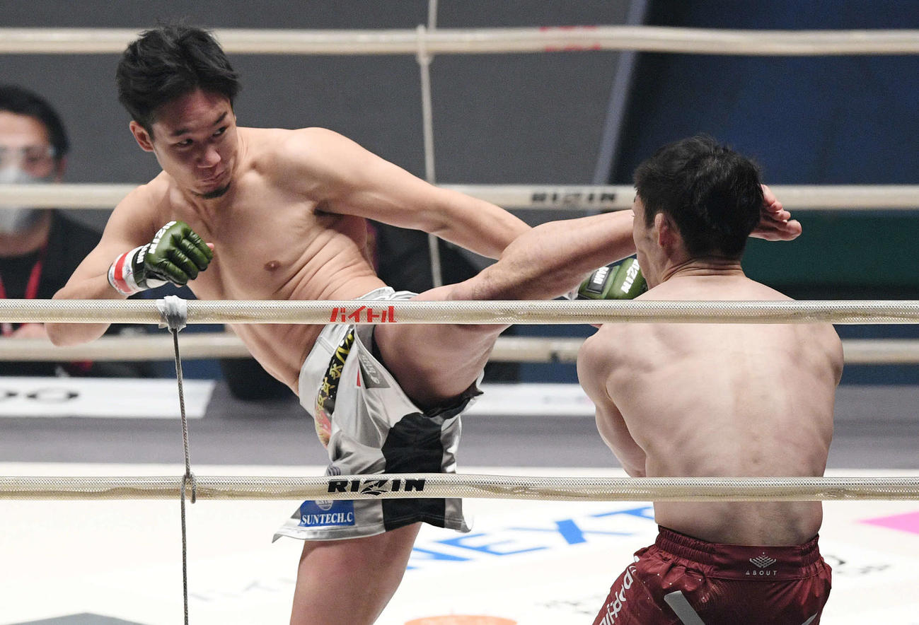 1回、弥益ドミネーター聡志（右）にハイキックを見舞う朝倉未来（撮影・滝沢徹郎）
