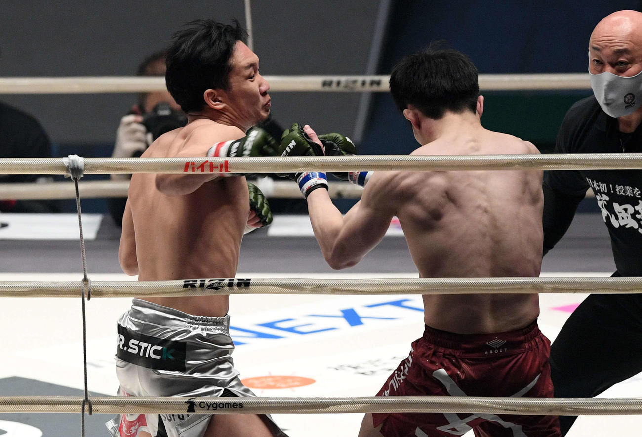 1回、弥益ドミネーター聡志（右）にパンチを見舞う朝倉未来（撮影・滝沢徹郎）