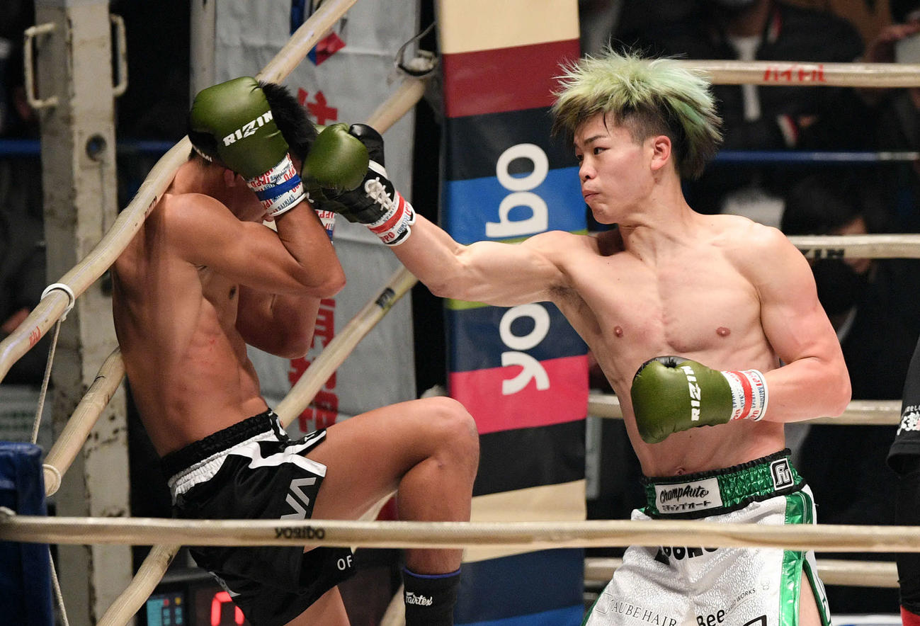 3回、クマンドーイ・ペットジャルーンウィット（左）にパンチを見舞う那須川天心（撮影・滝沢徹郎）
