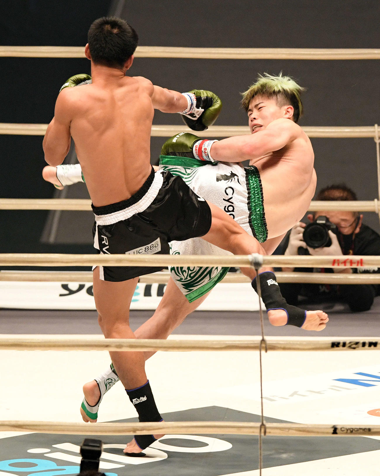 3回、クマンドーイ・ペットジャルーンウィット（左）に蹴りを見舞う那須川天心（撮影・滝沢徹郎）