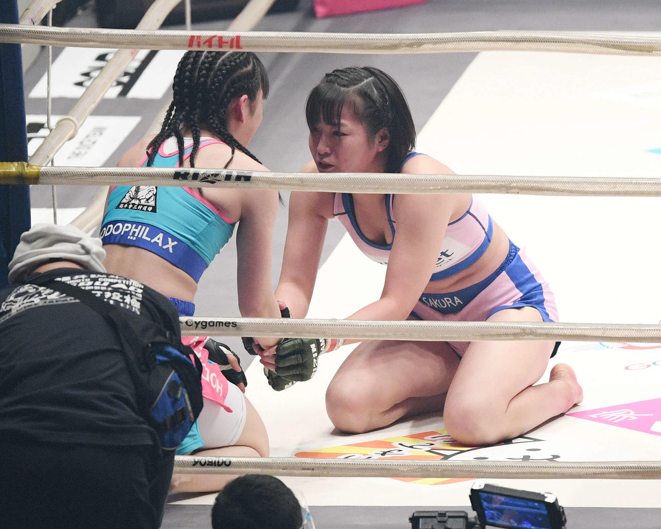 竹林エル（左）から一本を取るもノーコンテストに終わったさくら（撮影・滝沢徹郎）