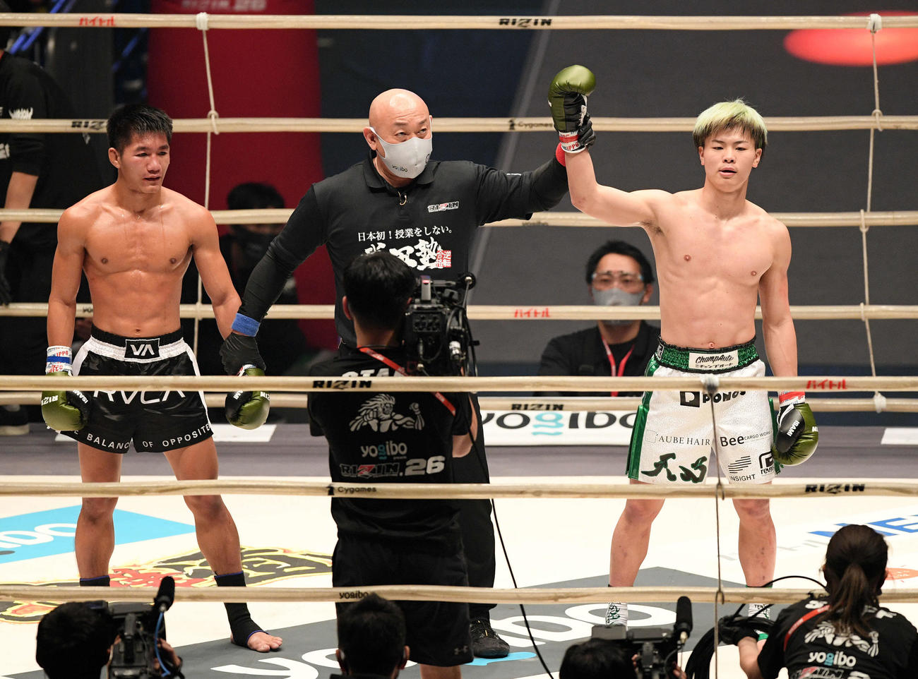 クマンドーイ・ペットジャルーンウィット（左）に判定勝ちした那須川天心（撮影・滝沢徹郎）