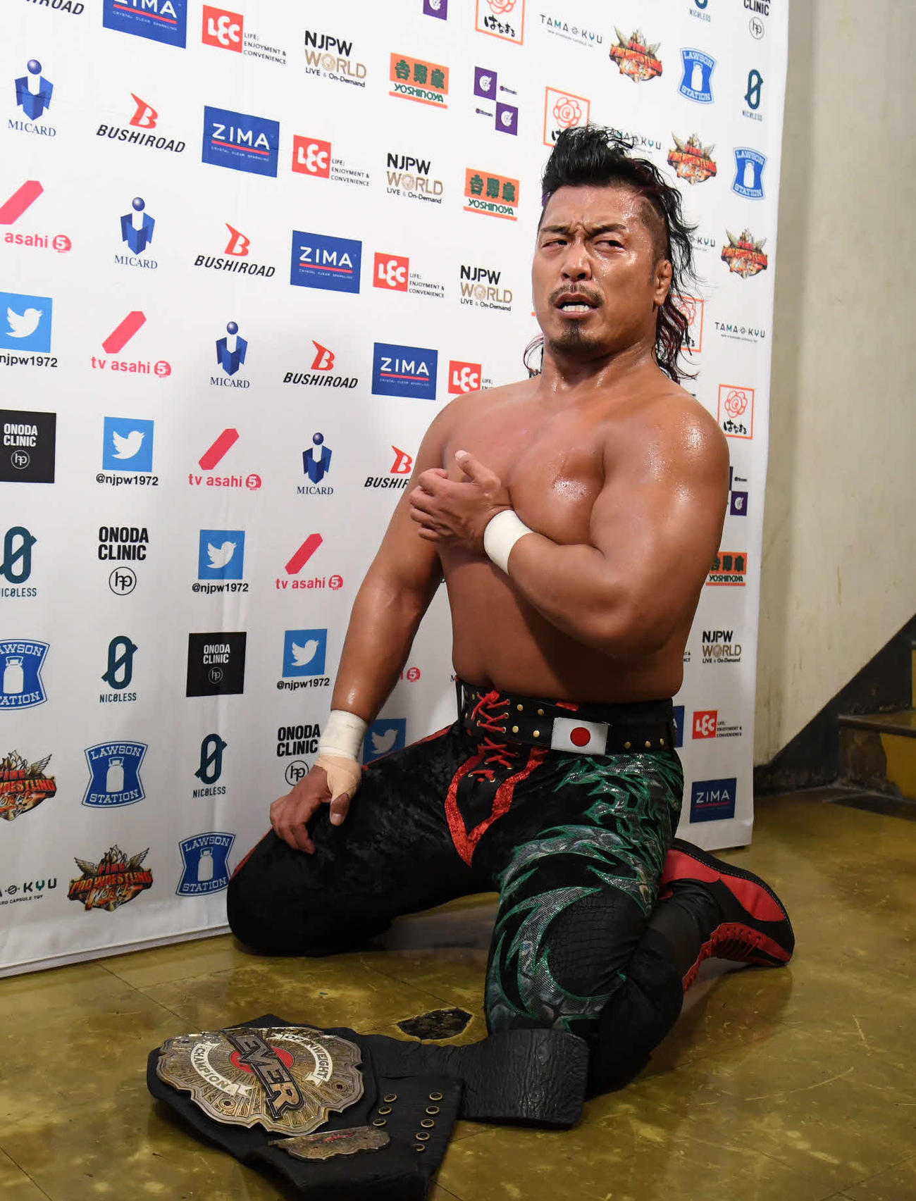 新日本後楽園大会　試合に敗れ、悔しい表情を見せる鷹木信悟（新日本プロレス提供）