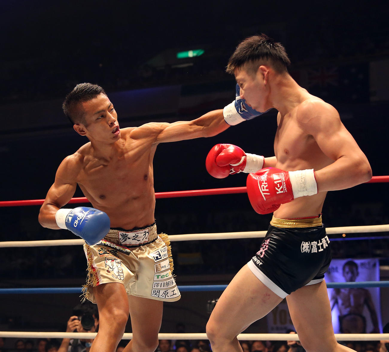 ダウンを奪う武居由樹（左）（2019年6月30日撮影）