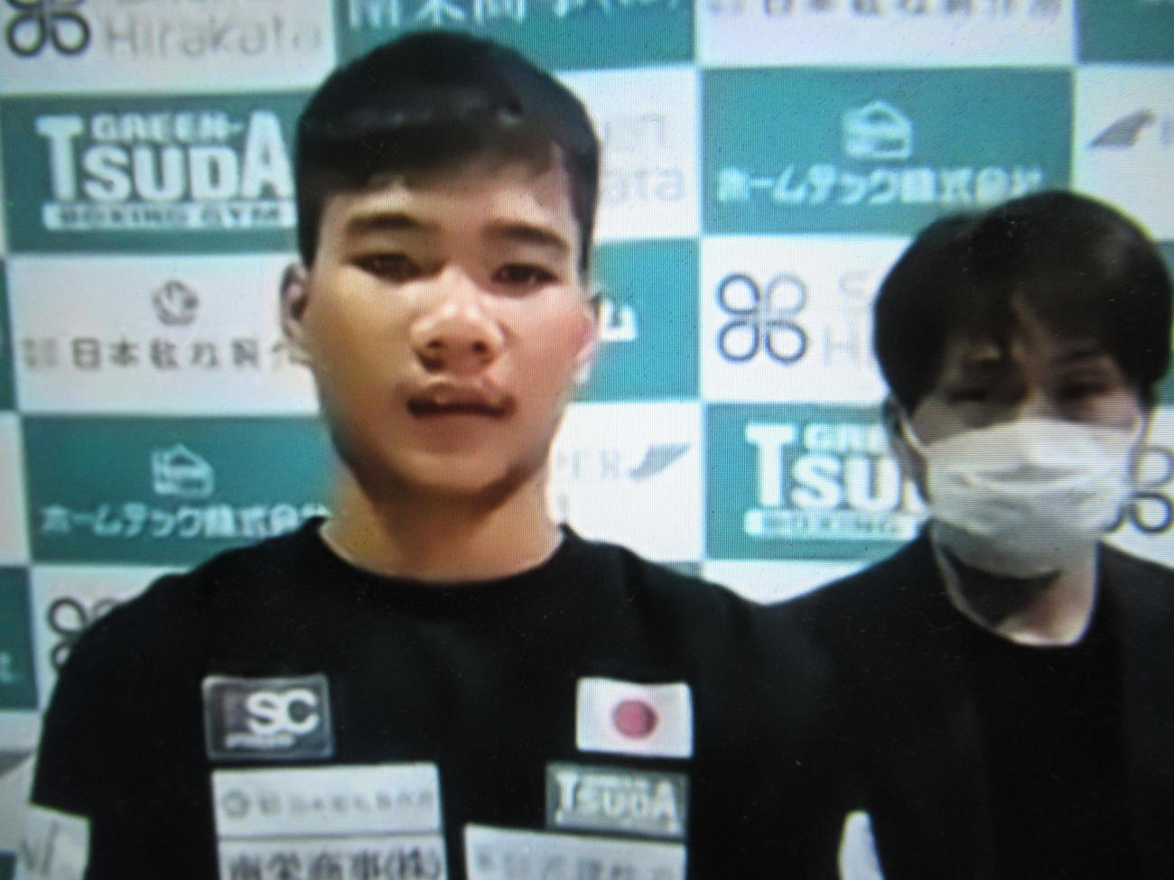 オンラインで取材に応じるタノンサック。右はグリーンツダの本石会長（C）グリーンツダ