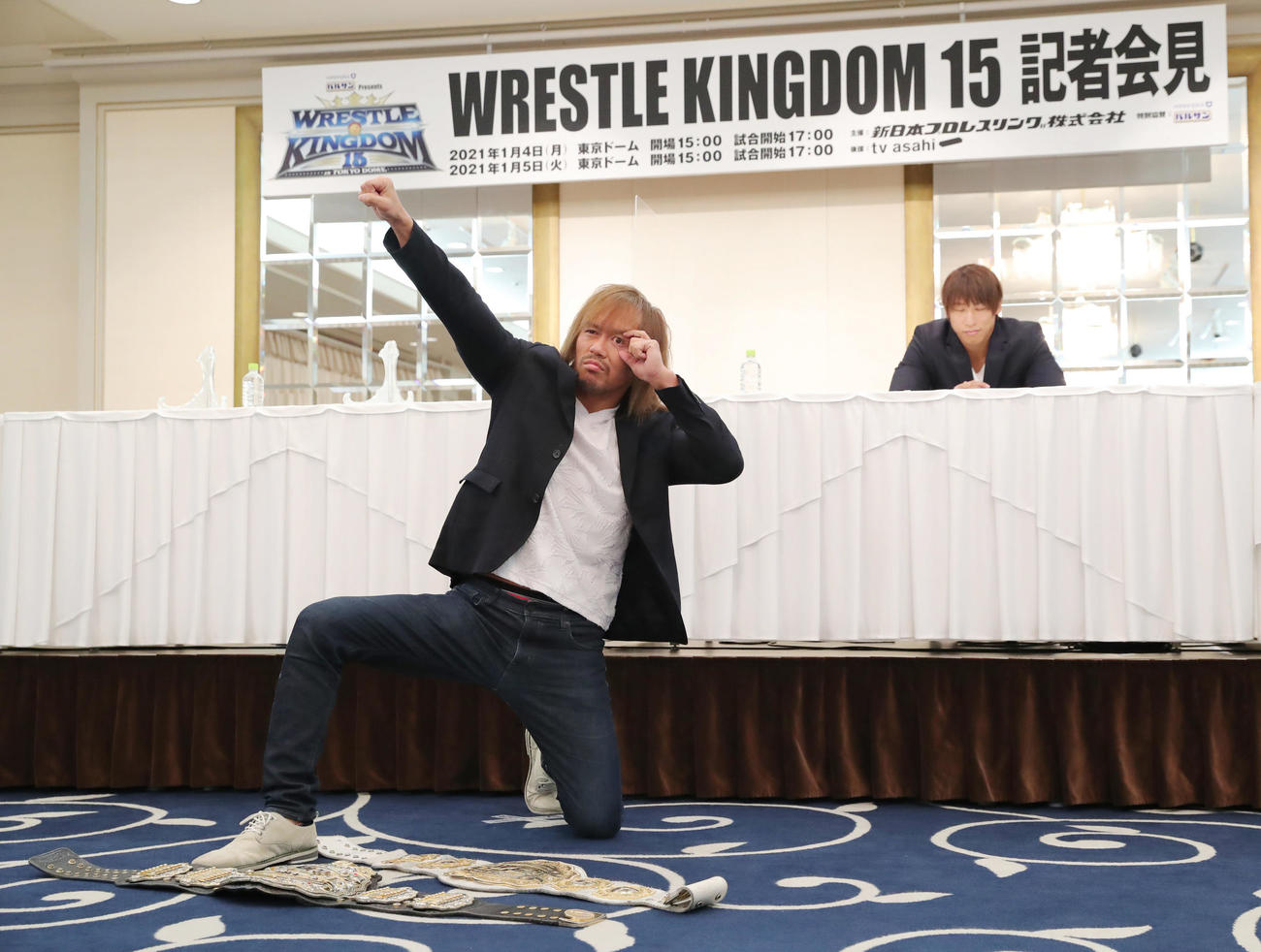 新日本プロレス「WRESTLE　KINGDOM　15」記者会見で飯伏（右）の前でポーズを決める内藤（撮影・垰建太）