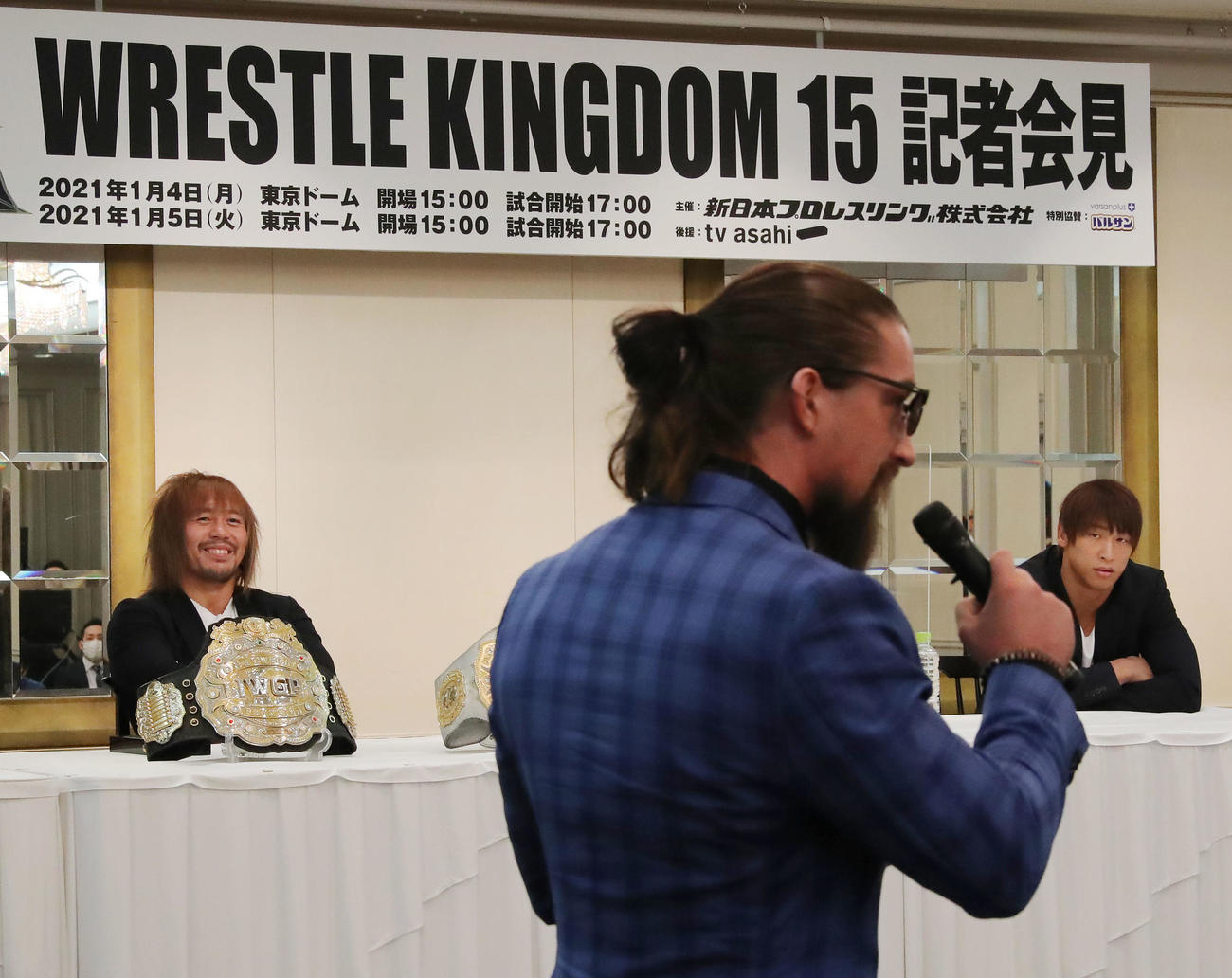 新日本プロレス「WRESTLE　KINGDOM　15」記者会見で内藤（左）と飯伏（右）は会見に乱入したジェイ・ホワイトの質問にうんざりする（撮影・垰建太）