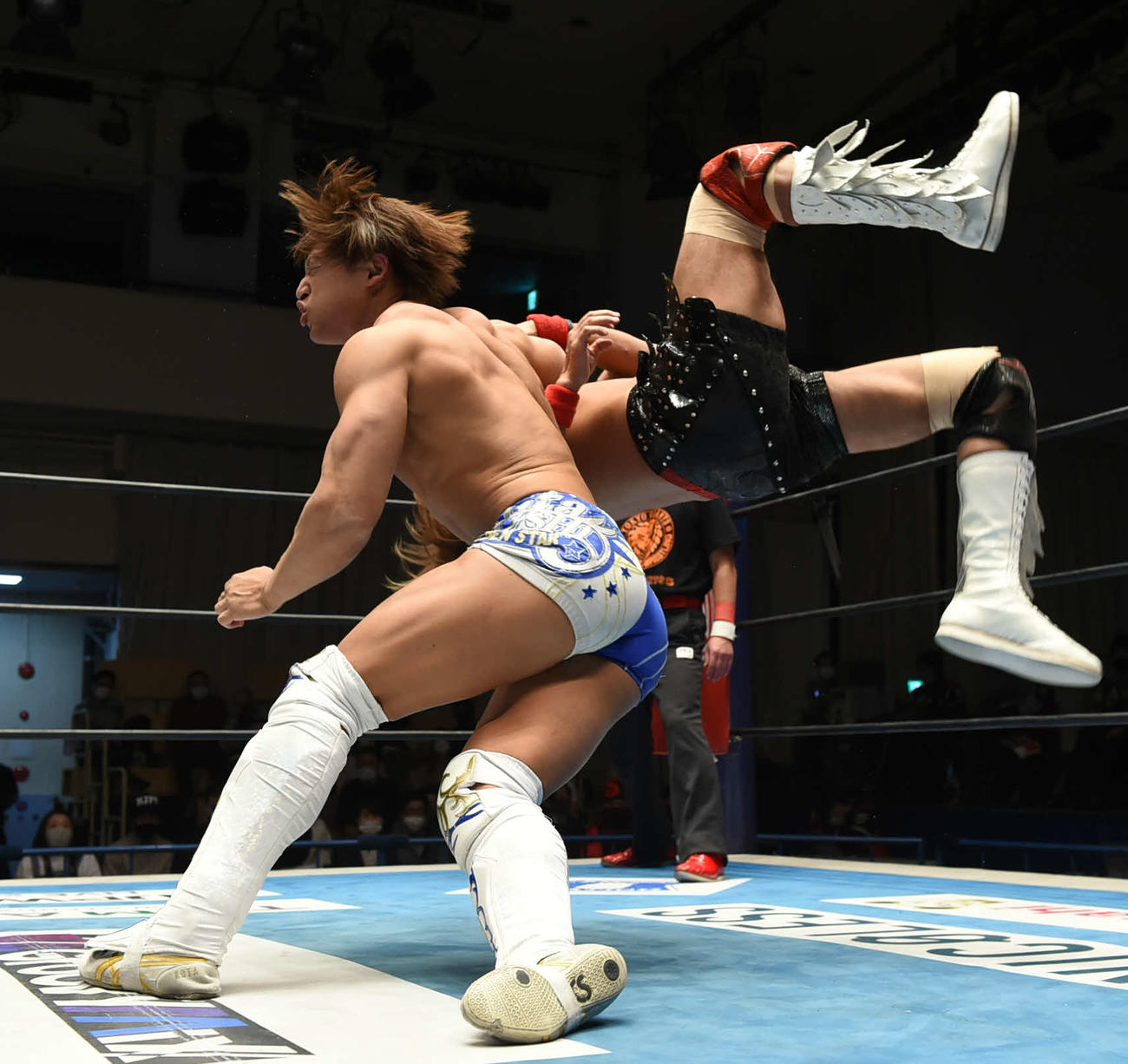 新日本後楽園大会　内藤哲也に強烈なラリアットを見舞う飯伏幸太（新日本プロレス提供）