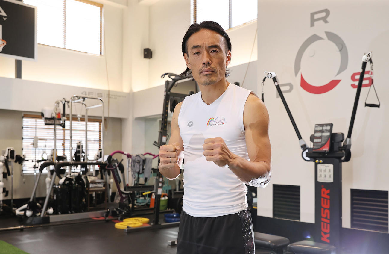 格闘家に転身した安彦はトレーニング初日を終えファイティングポーズで写真に納まる（撮影・垰建太）