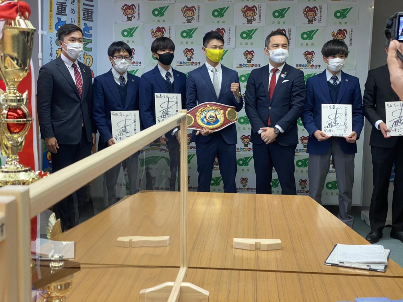 中谷潤人（左から4人目）は三重県庁を訪問して世界王座奪取を報告（M．Tジム）