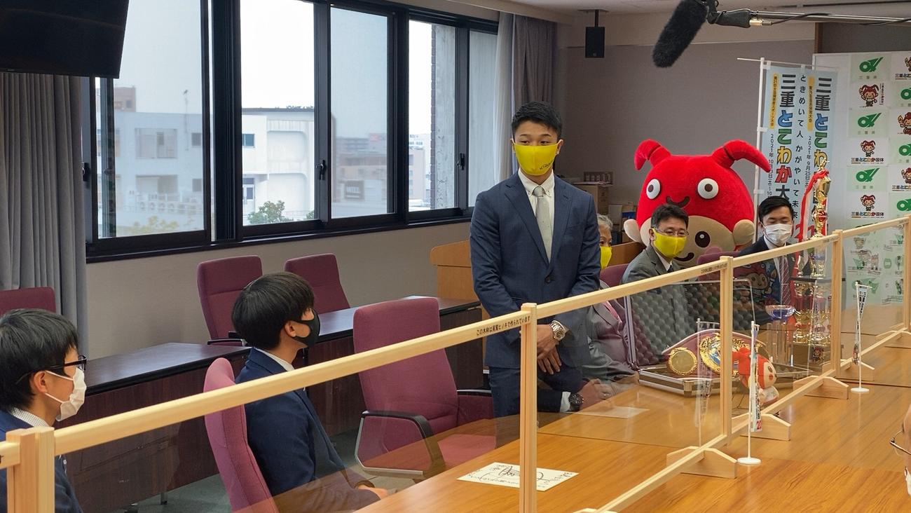 中谷潤人（左から3人目）は三重県庁を訪問して世界王座奪取を報告（M．Tジム）
