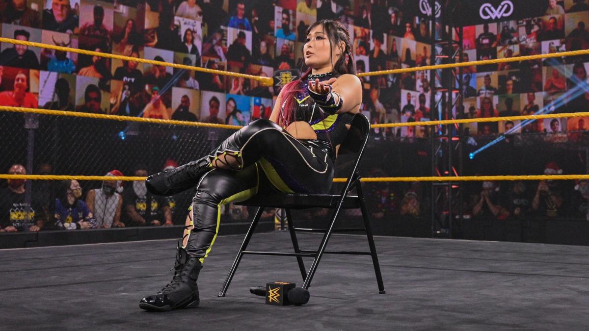 トニー・ストームを挑発しながらリングに呼び込もうとしたNXT女子王者紫雷イオ(C)2020WWE,Inc.AllRightsReserved.