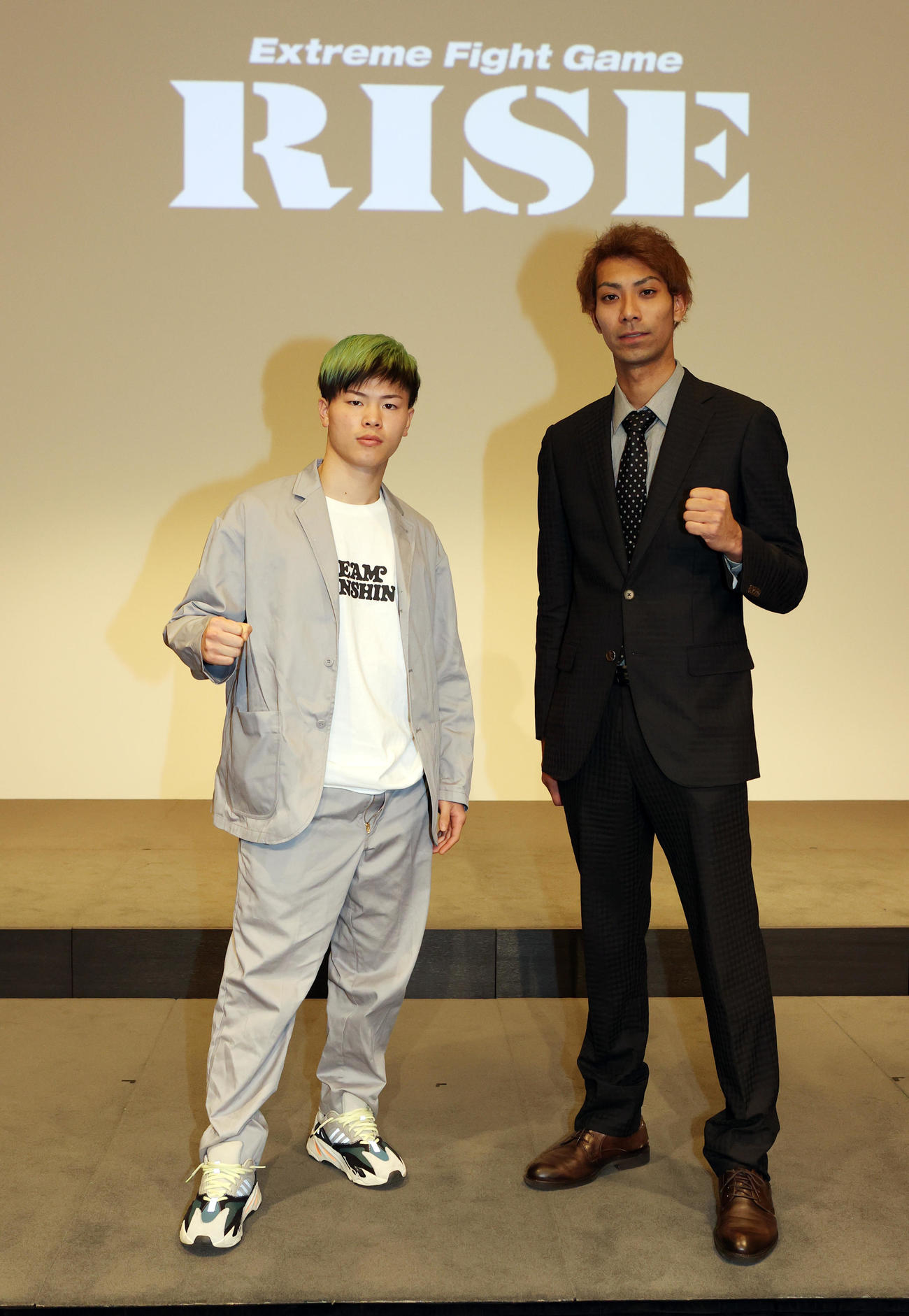 来年2月28日のRISE横浜大会でのデビューを発表した元西武の相内誠（右）は、同大会で志朗と対戦する那須川天心とポーズ（撮影・野上伸悟）