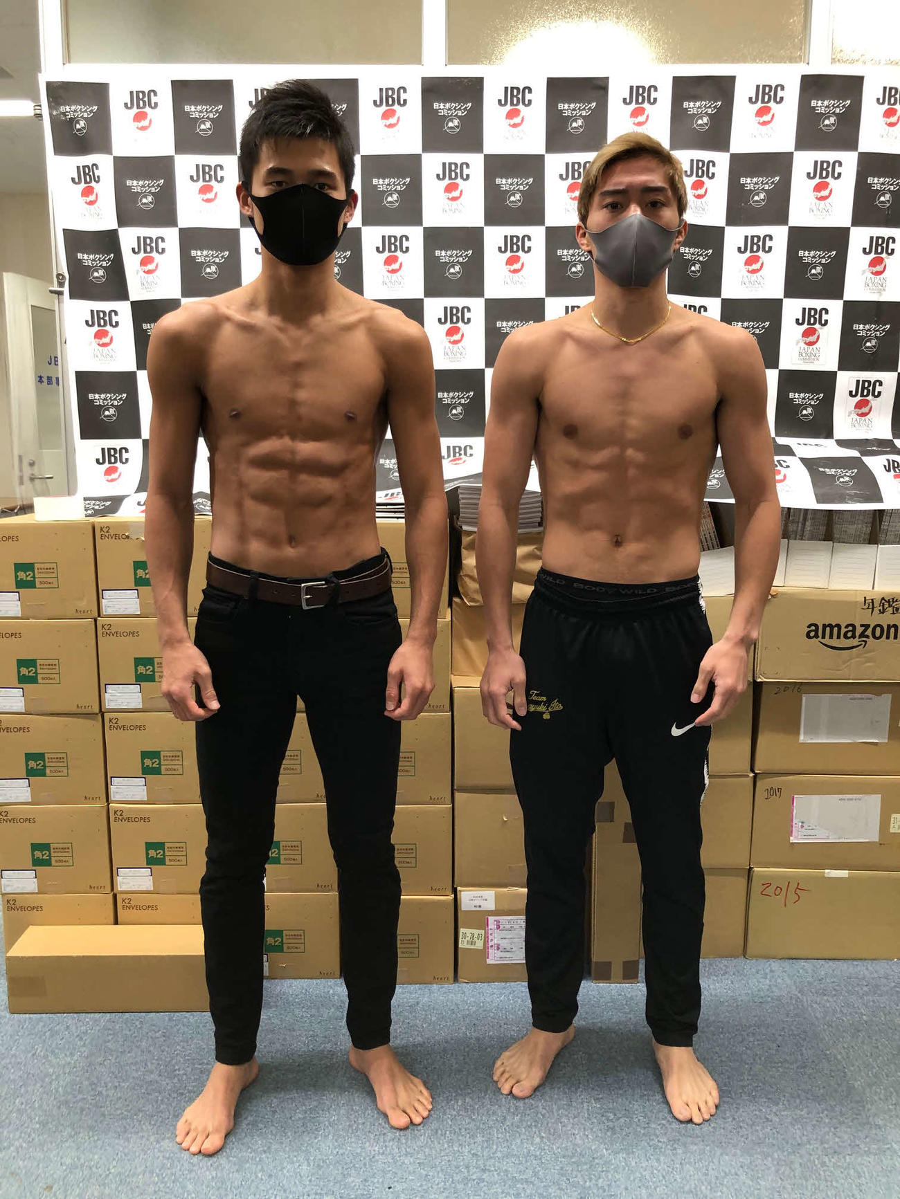 前日計量をクリアした前WBO世界スーパーフェザー級王者伊藤（右）と東洋太平洋同級王者三代（横浜光ジム提供）