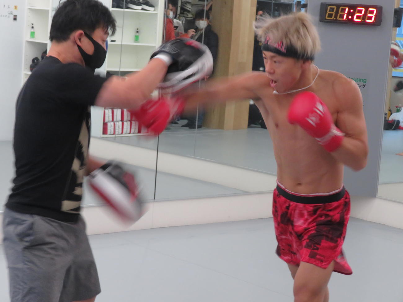 藤原トレーナー（左）とミット打ちする武尊