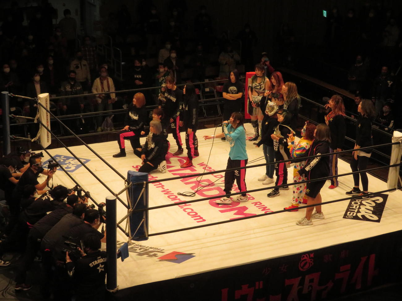 今年最後の大会を終え、ファンにあいさつをするスターダムの選手たち。中央は岩谷麻優（撮影：松熊洋介）