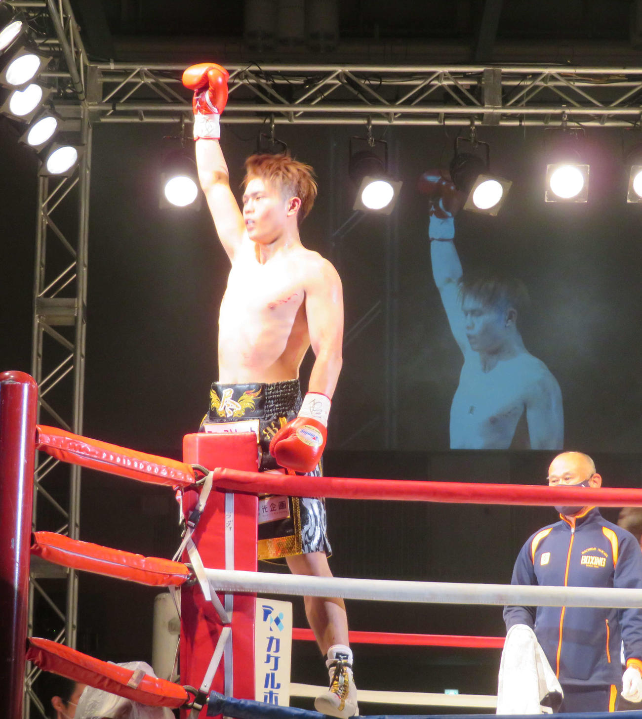 3回TKO勝利し、日本ユース・スーパーライト級王座を獲得した佐々木はコーナーで右手を挙げて喜ぶ