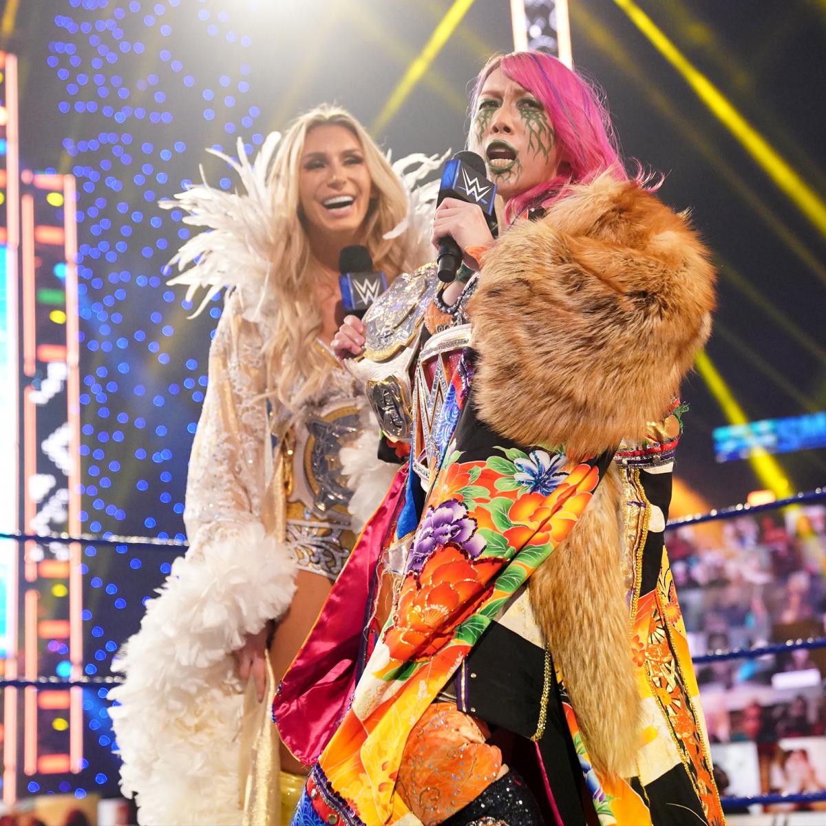 リング上でシャーロット・フレアー（左）とともにマイクアピールを展開したアスカ（C）2020WWE,Inc.AllRightsReserved.