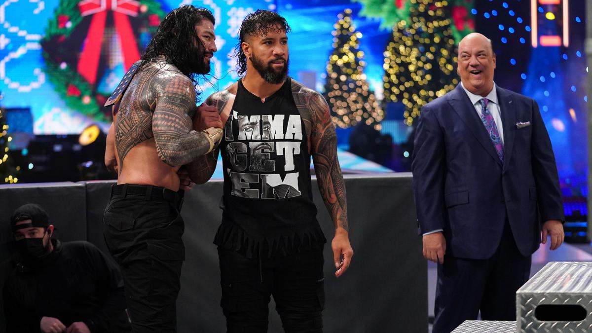 いとこのジェイ・ウーソ（中央）に感謝するWWEユニバーサル王者レインズ。右端はヘイマン（C）2020WWE,Inc.AllRightsReserved.