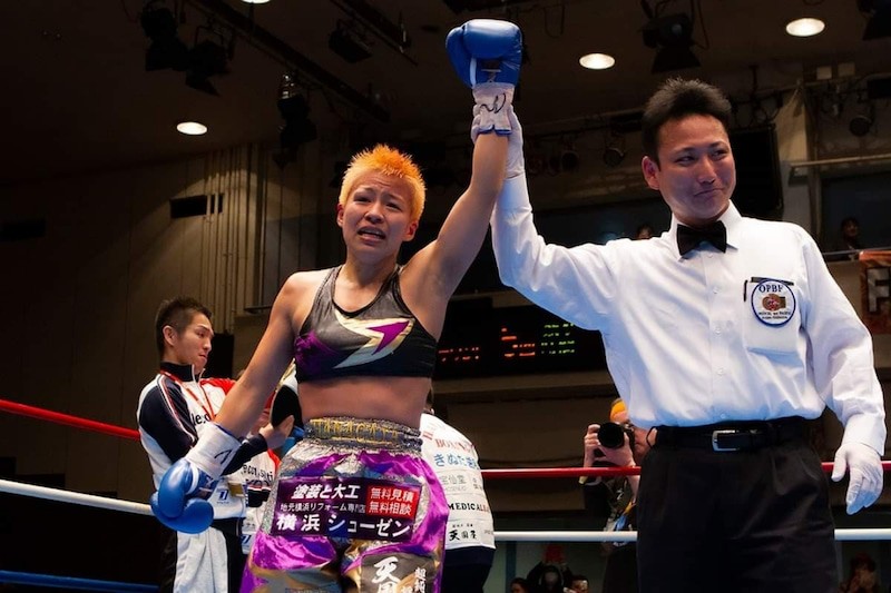 16年に東洋太平洋王者となった花形冴美（左）とレフェリーだった岡庭健さん（花形ジム提供）