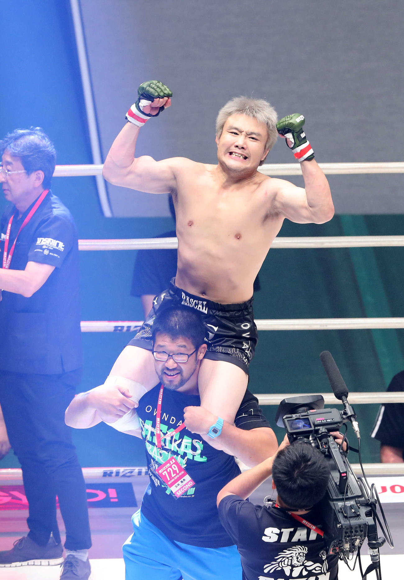 RIZIN11　メルビン・ギラートに勝ちガッツポーズする五味隆典（2018年7月29日撮影）