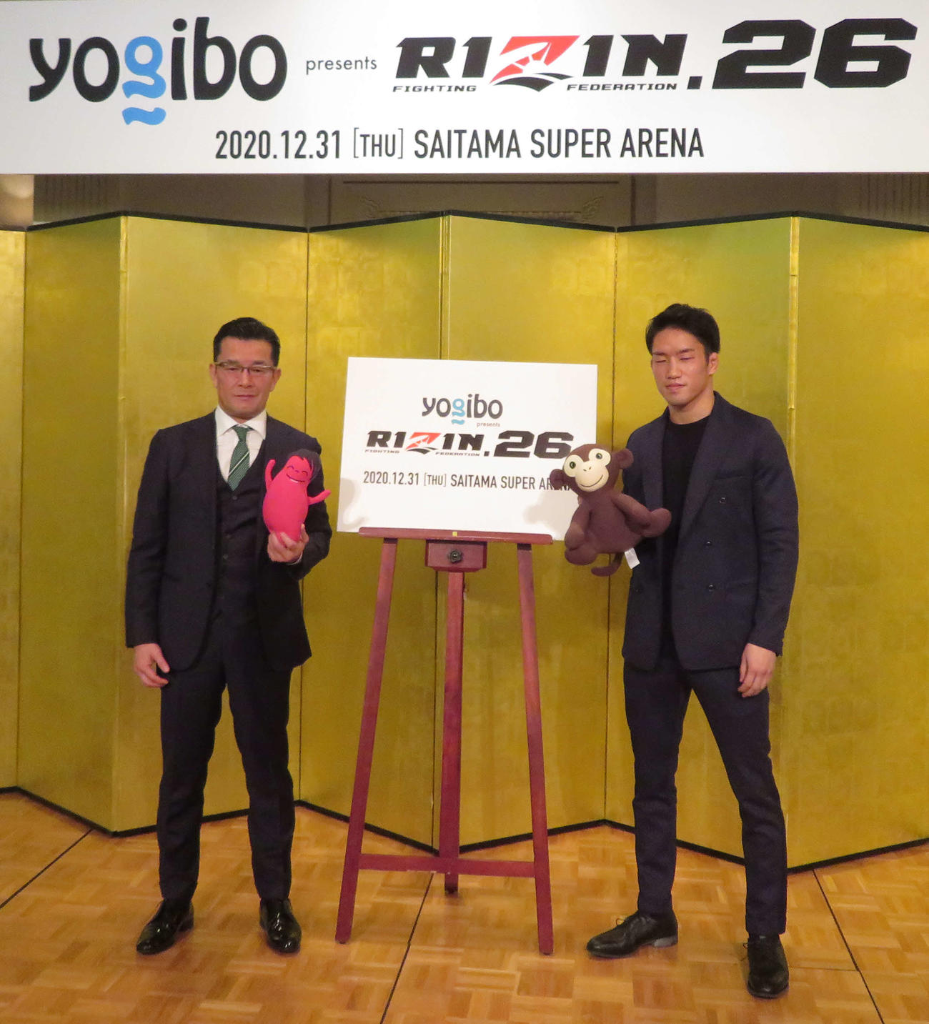大みそかに行われるRIZIN.26大会の発表会見を行った朝倉海（右）。左は榊原信行CEO（撮影：松熊洋介）