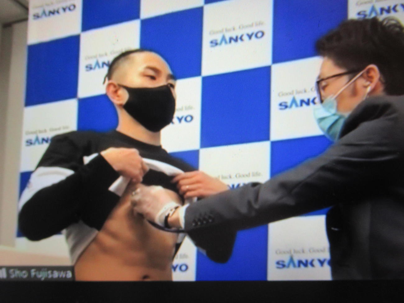 健診を受ける王者井岡（C）JBC