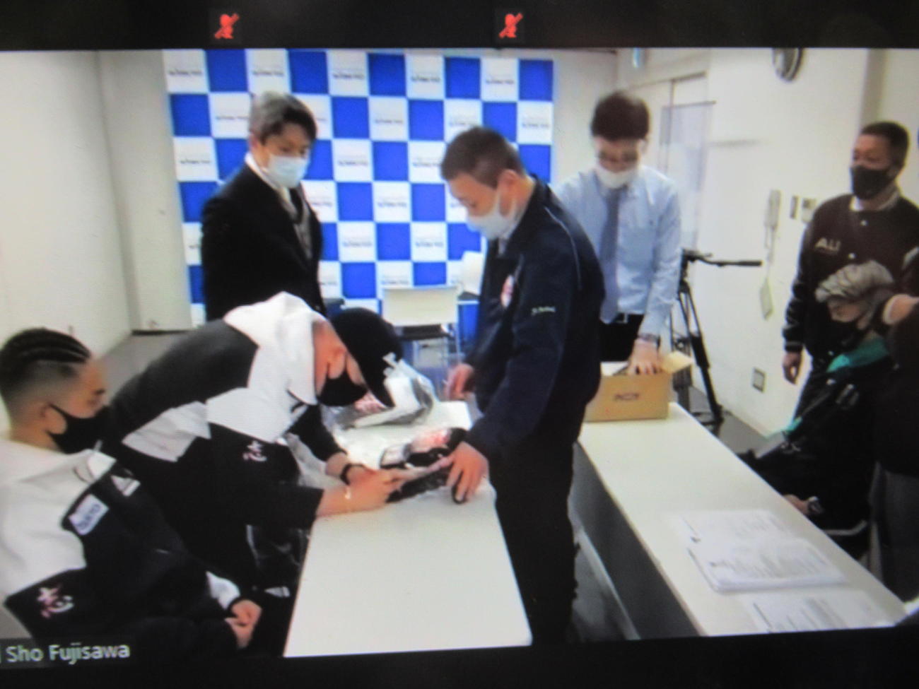 グローブチェックする王者井岡（手前）と挑戦者の田中（右奥）（C）JBC