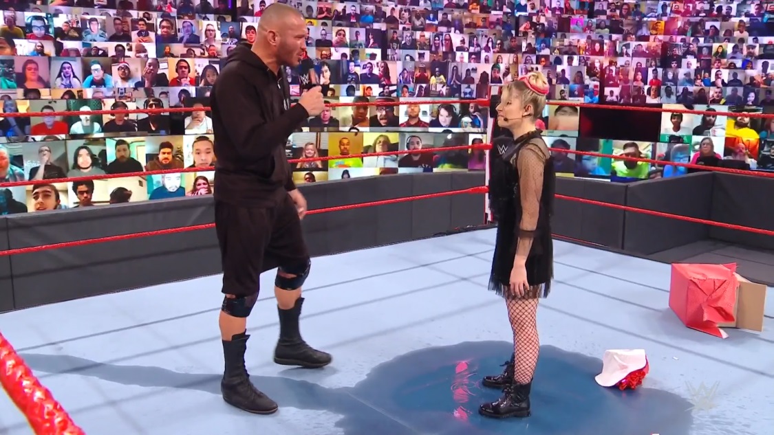 ガソリンをかぶったブリス（右）と向き合うランディ・オートン（C）2020WWE,Inc.AllRightsReserved.