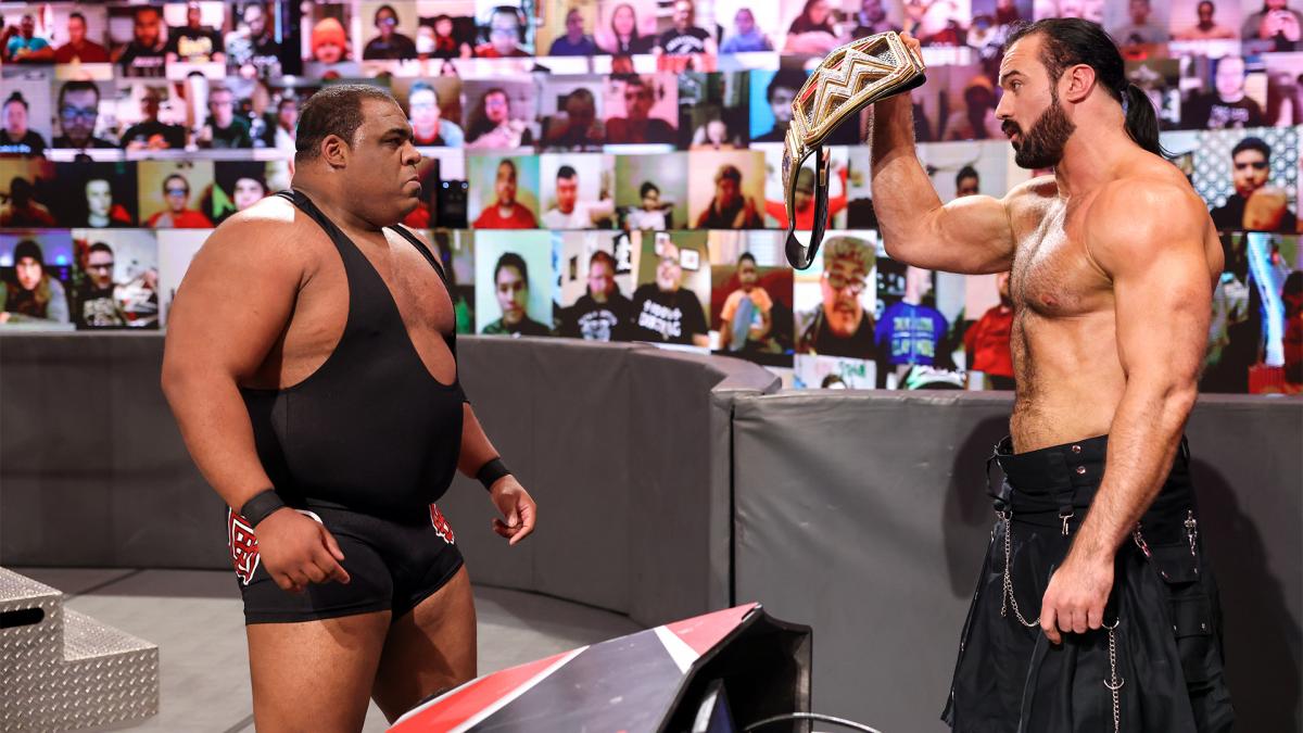 キース・リー（左）と向き合うWWEWヘビー級王者ドリュー・マッキンタイア（C）2020WWE，Inc.AllRightsReserved.