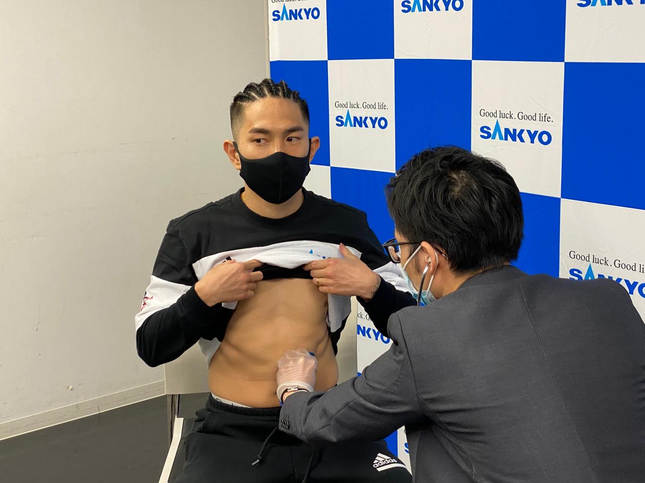 検診を受ける井岡一翔（Ambitionジム提供）